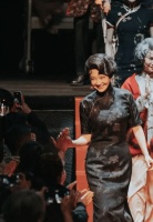 56岁许晴穿旗袍演话剧引热议！身材丰腴饱满，56岁的她像36岁，好有女人味