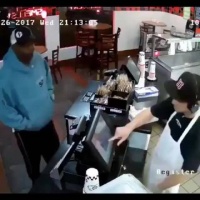 美国日常，黑蜀黍来零元购，不稀奇，但这位收银小哥淡定到了这个程度，少见