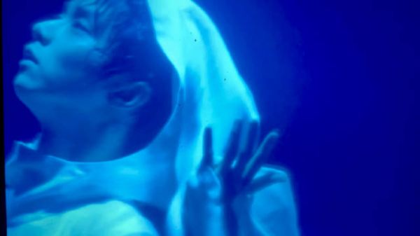 还是第一次这么近距离看披白纱的终梦宝宝