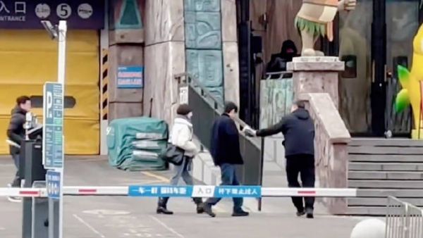 肖战沈阳拍戏戴耳罩御寒，耳朵冻红