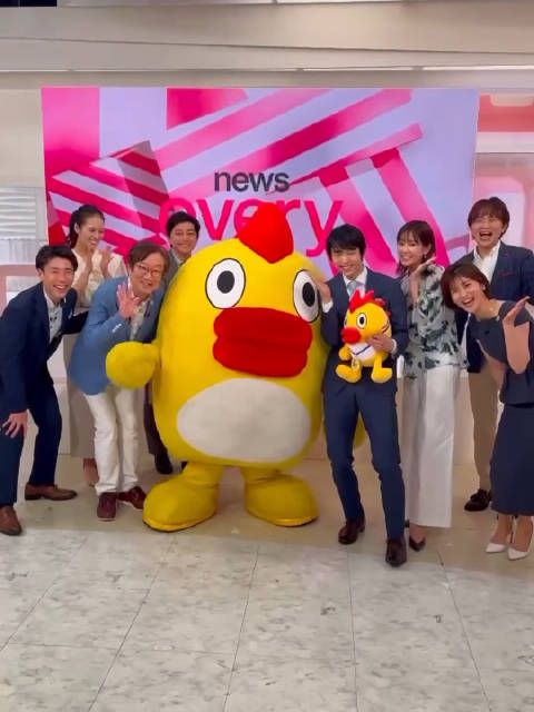 news every主持团队一起啵啵的大合影来了!小Zu飞吻2次之后还哈子卡西了