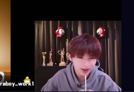 大家只是想看小伞穿一下黑色紧身毛衣直播而已