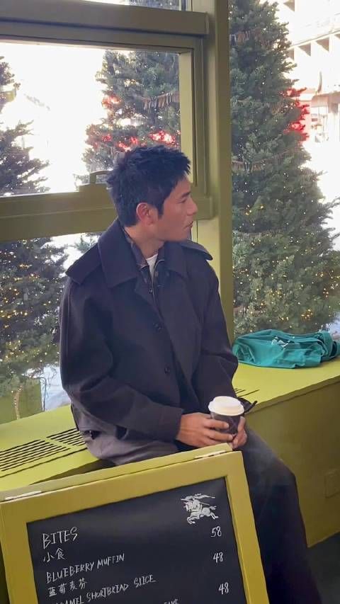 陈坤出席Burberry崇礼限时店开幕,穿风衣短外套亮相