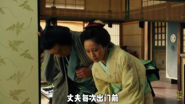 男人每次出门前，妻子都要在他身上涂面粉