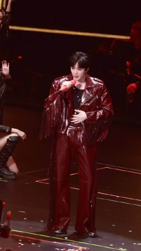 哈哈哈哈哈哈，你就是我的开心果~ 这个捂住肚肚的可爱动作真的能让人笑疯