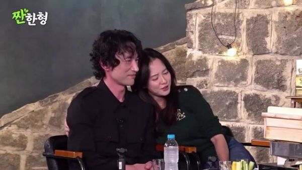 宋智孝一把搂过男明星，夸他干得好，还把头靠在男明星的肩膀上！