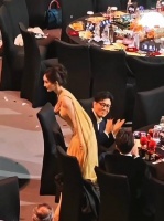 杨幂暖黄露背长裙亮相尖叫之夜