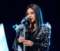 59岁田震近况曝光，戴假发化清纯妆，优雅现身和之前简直判若两人