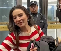 偶遇宋佳机场素颜！法令纹明显皮肤松弛，岁月痕迹藏不住