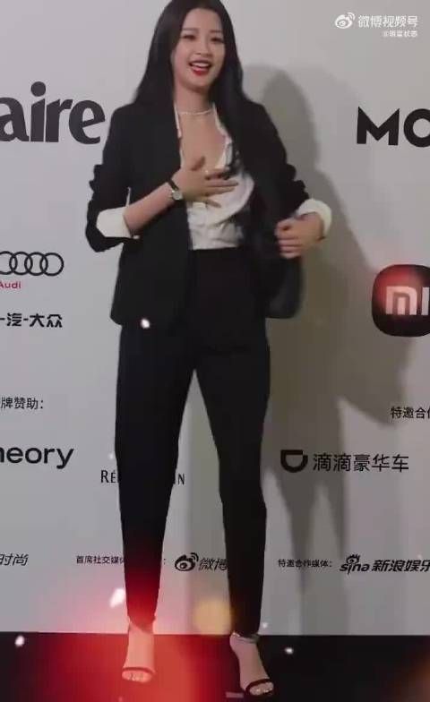 孙怡台上拍照为啥突然把衣服扣子解开