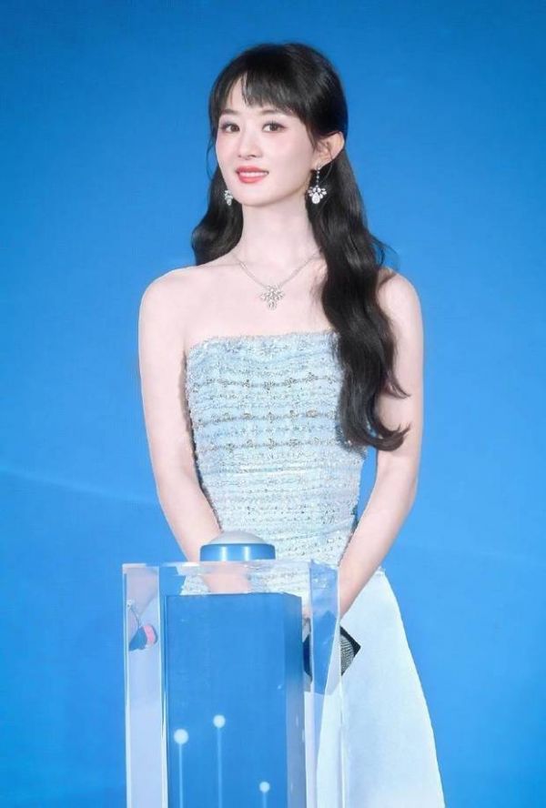 搜狐娱乐讯 1月15日，赵丽颖穿一身蓝裙出席活动。留着齐刘海的她温柔浅笑超有感染力，美得让人移不开眼。