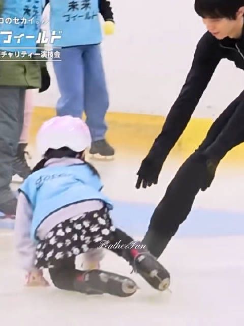 羽生结弦扶摔倒女孩遭婉拒