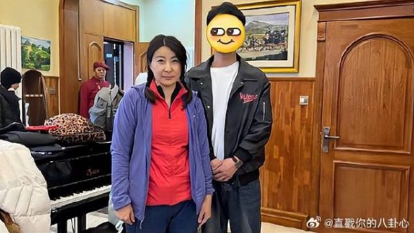 霍启刚夫妇滑雪被偶遇，郭晶晶扎麻花辫好朴素，素面朝天状态真实