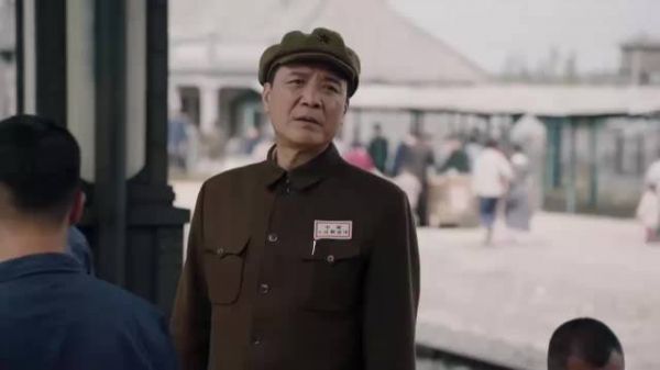 跨过鸭绿江：笑喷了，邓华太硬核，火车站直接绑洪学智去东北打仗！