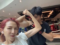 蔡少芬和张晋比肌肉，手臂线条明显有力量感，蒋欣评论区吃狗粮