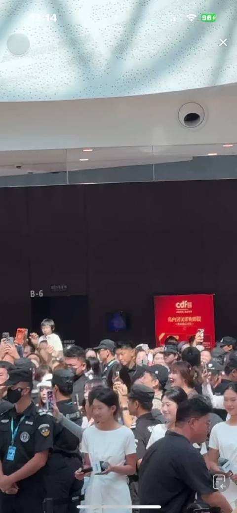 檀健次 三亚 雷达站台活动灰色西装亮色点缀男人本色风度翩翩的男神