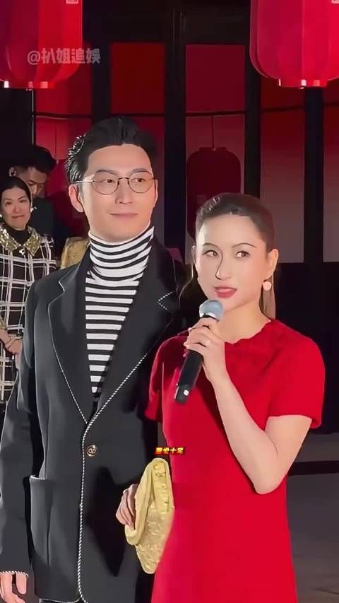 窦骁何超莲夫妇牵手出席活动破婚变传闻