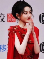 宋祖儿红毯红裙闪耀，明艳笑容绽放星光大赏