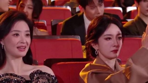 杨幂像开小差到一半，突然听到关键词生万物的回神