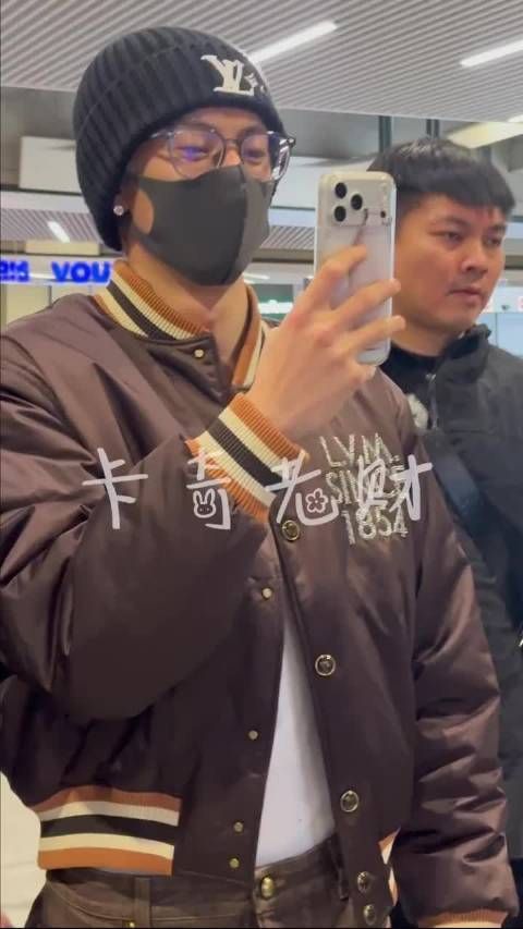 王鹤棣巴黎遇粉丝人肉led应援，掏手机记录大笑