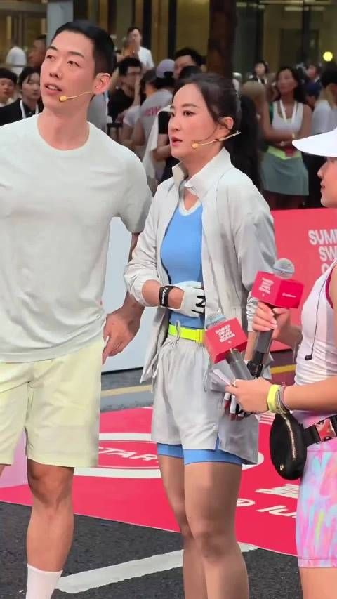 贾玲暴瘦100斤后形象大变，自信展现新风采