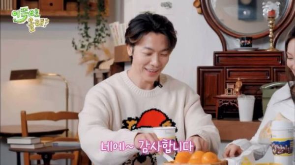 李东海为孝渊切水果展现绅士风度