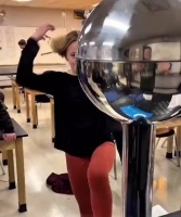 我一直在想，这样子剪头发是不是比较容易？