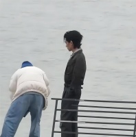 陈晓巢湖拍摄暴瘦惊呆网友：一米八穿成一米五，粉丝心疼直呼“两眼一黑”