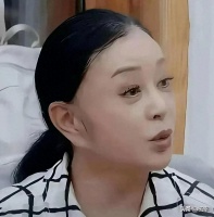 75岁刘晓庆当众扯下假发！坦然面对衰老，活得比谁都飒