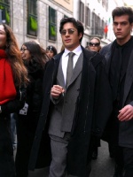 妈呀~~巅峰对决男星哈德森威廉姆斯亮相米兰男装周叼烟街拍慢镜头！