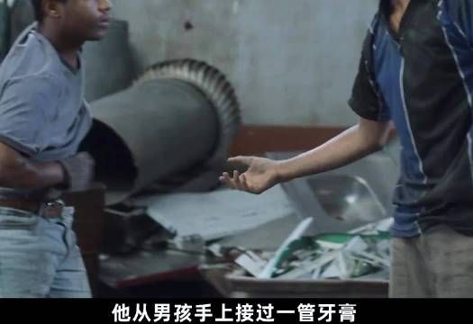 想赚大钱的年轻人误入黑心工厂，为了能逃离这里，他们上演了一出装死的戏码