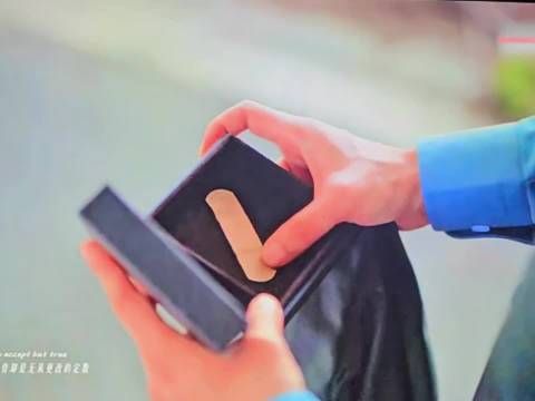 裴轸带走创可贴未留其他物品，轧戏大结局引观众泪目