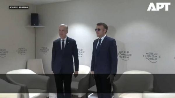 马克龙戴着墨镜在达沃斯吸引众人目光