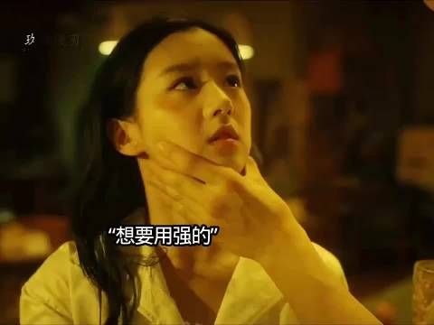 男友在杯子里下药