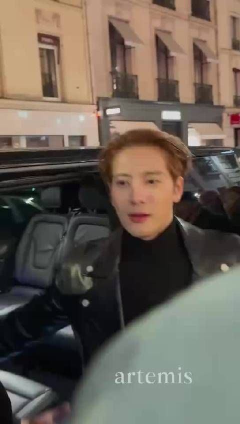 王嘉尔向粉丝求拥抱引热议