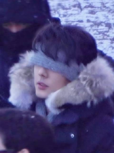 肖战雪盲症发作蒙眼拍戏，王彦霖搀扶上车