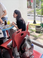 朱珠在新加坡吃大排档，和4岁女儿穿母女装，老公为她拍照好甜蜜