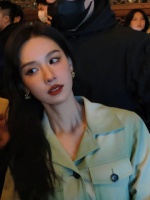 陈都灵穿薄荷绿外套亮相LOEWE新年灯会