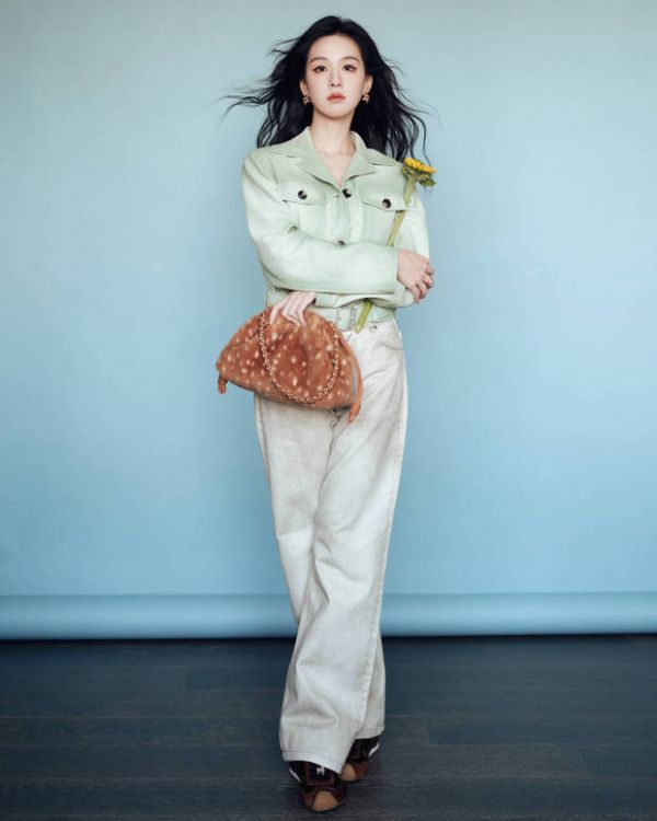 陈都灵神态从容，气场松弛雅致。