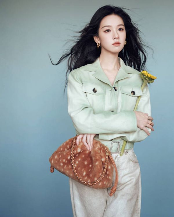 陈都灵发丝飞扬，青春活力。