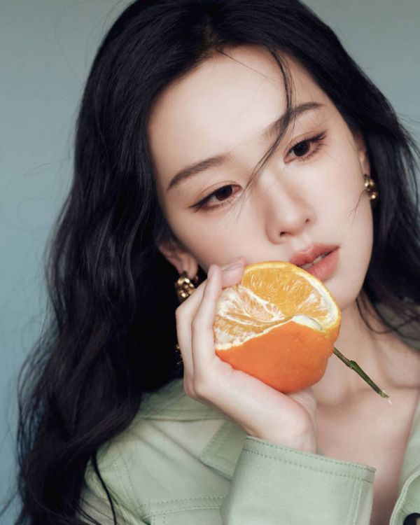 陈都灵松弛感满满。