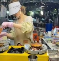 赵露思海南摆摊卖蛋糕，此前，生日会上含泪称以为无法再当演员