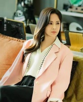 59岁李若彤近照曝光：素颜无皱纹，坚持健身24年，回应不婚不育质疑