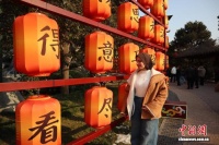 外籍友人“走读”西安 在诗灯中感受盛唐气象