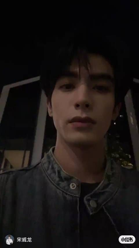 宋威龙凌晨突袭直播因网络中断，后连发三版歌曲安抚粉丝