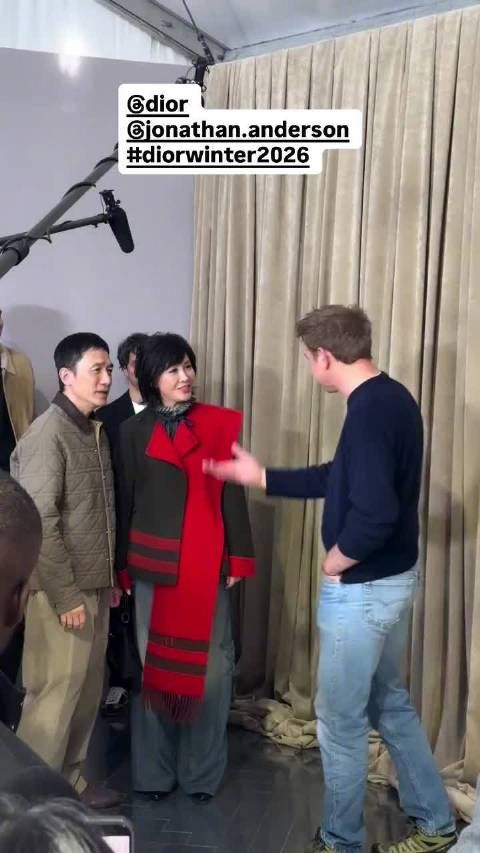 梁朝伟合照推刘嘉玲站C位,经纪人分享甜蜜互动