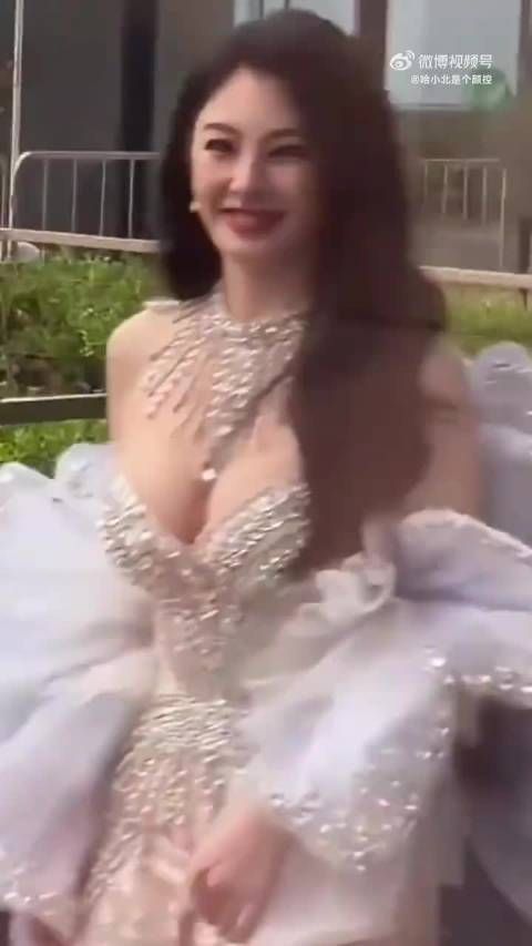 张雨绮晒泳装照身材曼妙，回应新梗自称很曼妙