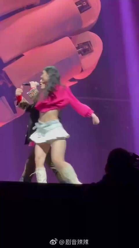 潘玮柏演唱会玩转黑梗，宽粉梗引爆全场