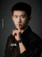 易烊千玺比嘘手势