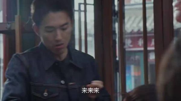 轻年：岳母刚去世，女婿就拿遗像来争家产，大叔一个酒瓶现场开瓢！